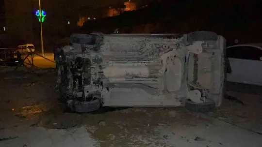 Park halindeki otomobile çarpan araç takla attı