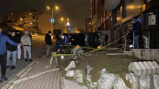 Park halindeki otomobile çarpan araç takla attı