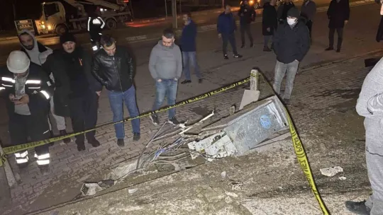 Park halindeki otomobile çarpan araç takla attı