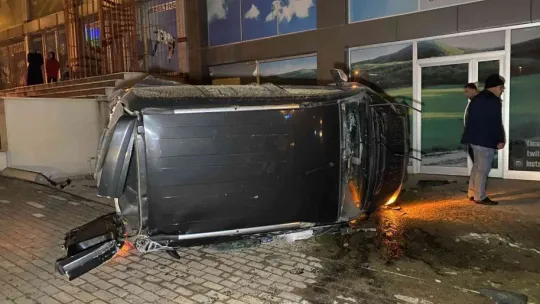 Park halindeki otomobile çarpan araç takla attı