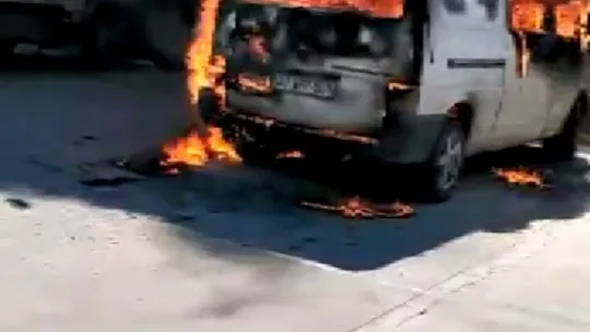 Panelvan alevlere teslim oldu