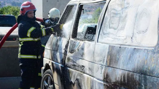 Panelvan alevlere teslim oldu