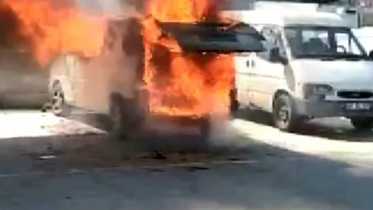Panelvan alevlere teslim oldu