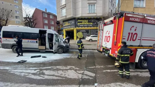 Park halindeki servis aracında yangın çıktı
