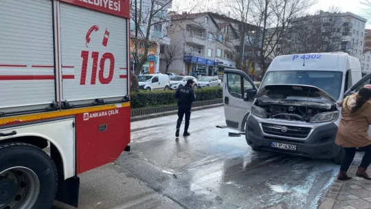 Park halindeki servis aracında yangın çıktı