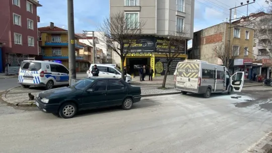 Park halindeki servis aracında yangın çıktı