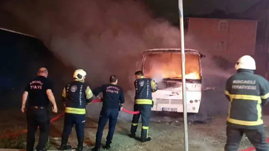 Park halindeki servis midibüsü alev topuna döndü