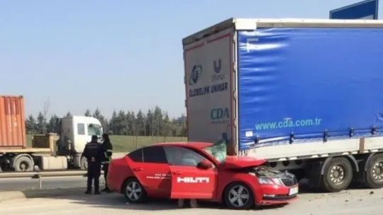 Park halindeki tıra çarpan otomobilin sürücüsü yaralandı