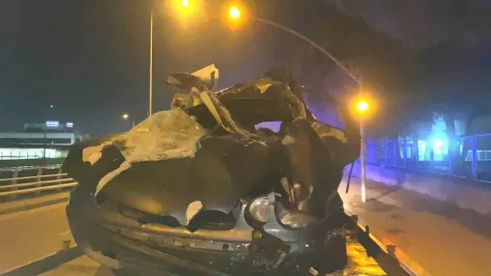 Park halindeki tıra çarpan otomobil parçalandı: 2 ağır yaralı