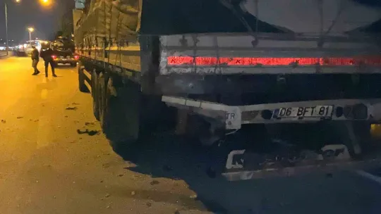Park halindeki tıra çarpan otomobil parçalandı: 2 ağır yaralı