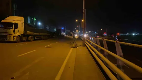 Park halindeki tıra çarpan otomobil parçalandı: 2 ağır yaralı