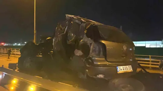 Park halindeki tıra çarpan otomobil parçalandı: 2 ağır yaralı
