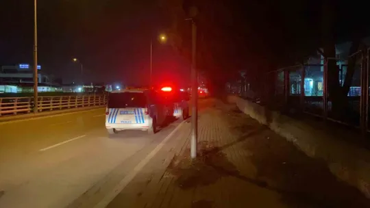 Park halindeki tıra çarpan otomobil parçalandı: 2 ağır yaralı