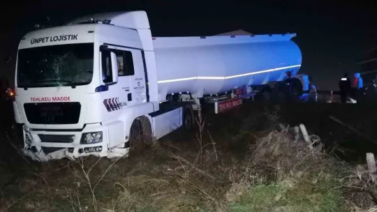 Park halindeyken freni boşalan tanker yoldan çıktı