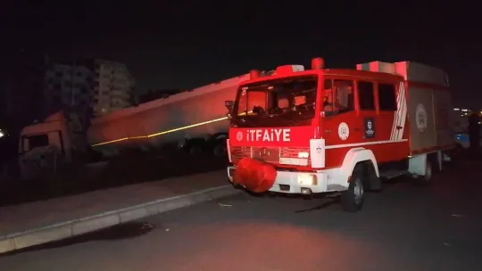 Park halindeyken freni boşalan tanker yoldan çıktı