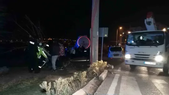 Park halindeyken freni boşalan tanker yoldan çıktı
