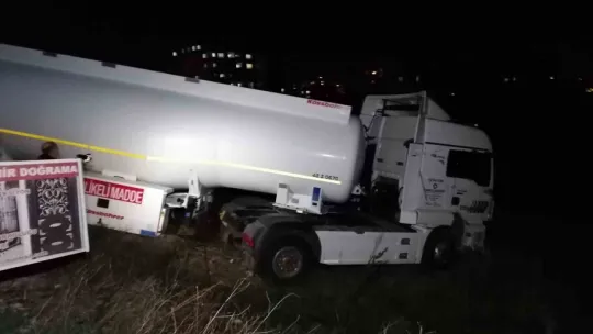 Park halindeyken freni boşalan tanker yoldan çıktı