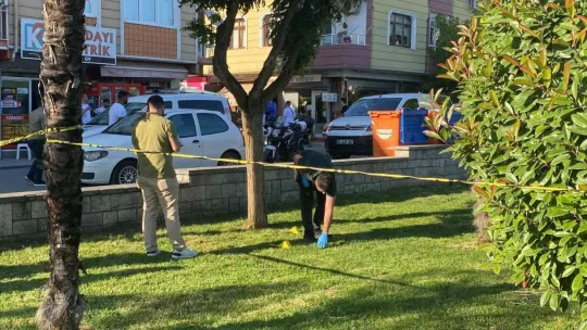 Parkta otururken silahlı saldırıya uğrayan baba ve oğlu yaralandı