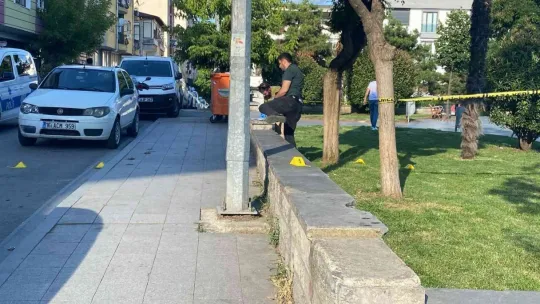 Parkta otururken silahlı saldırıya uğrayan baba ve oğlu yaralandı