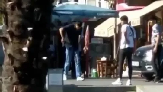 Parkta otururken silahlı saldırıya uğrayan baba ve oğlu yaralandı