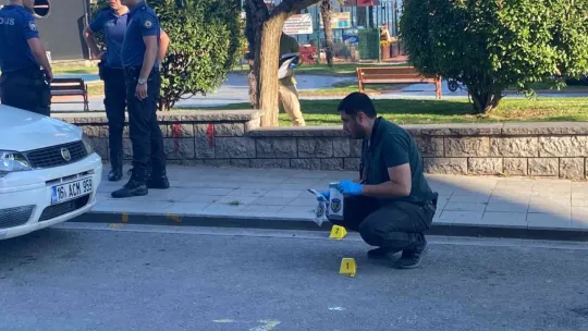 Parkta otururken silahlı saldırıya uğrayan baba ve oğlu yaralandı