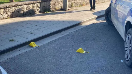Parkta otururken silahlı saldırıya uğrayan baba ve oğlu yaralandı