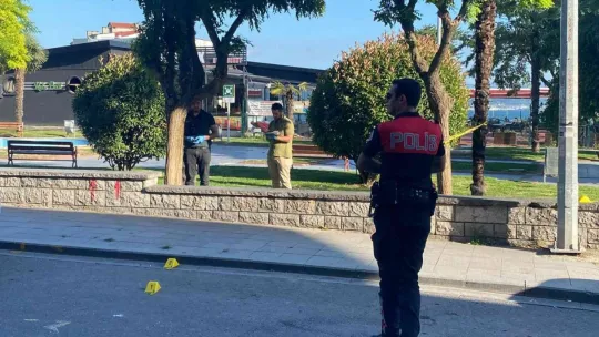 Parkta otururken silahlı saldırıya uğrayan baba ve oğlu yaralandı