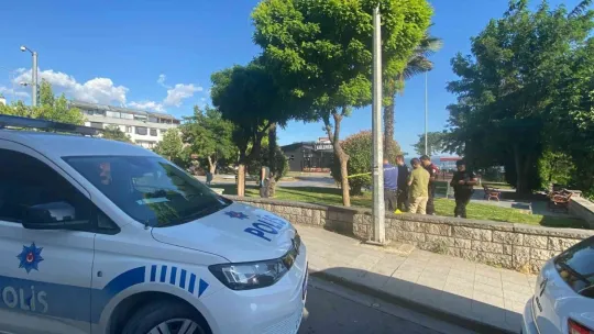 Parkta otururken silahlı saldırıya uğrayan baba ve oğlu yaralandı