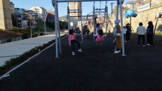 Parkta salıncağın oturağına sıkışan çocuğu itfaiye kurtardı