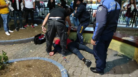 Parkta yere yığılan şahıs ekipleri harekete geçirdi