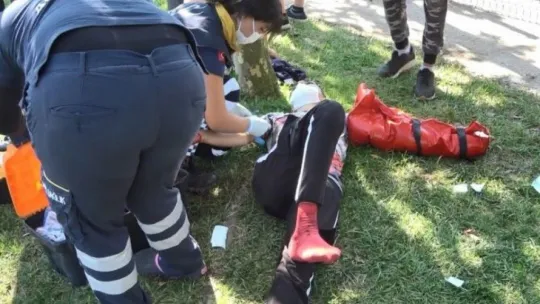 Patenle demir çitin üzerinden atlamaya çalışan genç ölümden döndü!