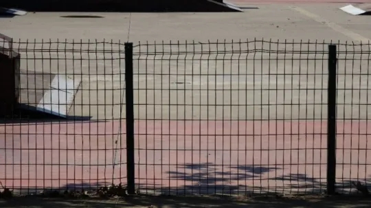 Patenle demir çitin üzerinden atlamaya çalışan genç ölümden döndü!