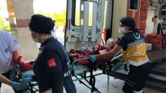 Patenle demir çitin üzerinden atlamaya çalışan genç ölümden döndü!