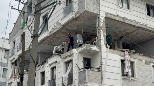 Patlama sonrası büyük tahribat: Duvar parçalandı ve karşı binayı etkiledi