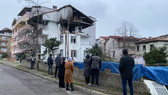Patlamanın ardından ev ve eşyalar küle döndü