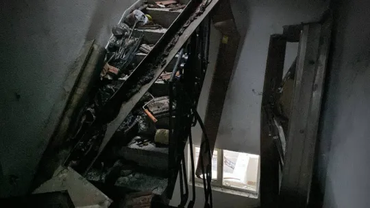 Patlamanın ardından ev ve eşyalar küle döndü