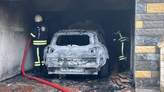 Patlayan akü otomobili demir yığınına döndürdü