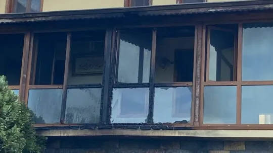 Patlayan akü otomobili demir yığınına döndürdü
