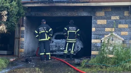 Patlayan akü otomobili demir yığınına döndürdü