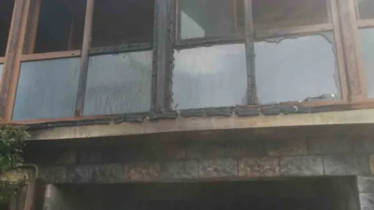 Patlayan akü otomobili demir yığınına döndürdü