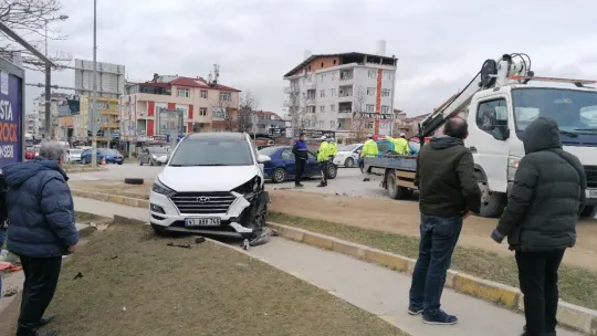 Pazar alışverişinden dönerken otomobilin altında sıkıştı