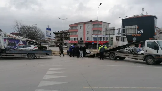 Pazar alışverişinden dönerken otomobilin altında sıkıştı