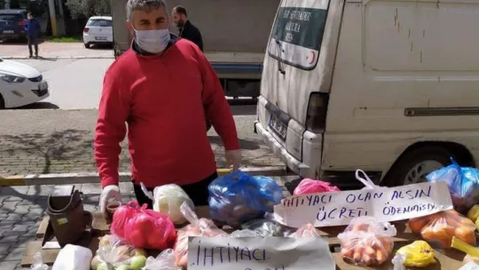 Pazarcılardan ihtiyaç sahiplerine ücretsiz sebze ve meyve
