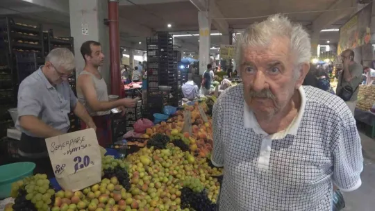 Pazarda meyve ve sebze fiyatları dibi gördü
