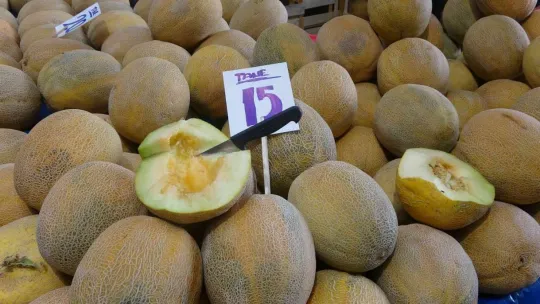 Pazarda meyve ve sebze fiyatları dibi gördü
