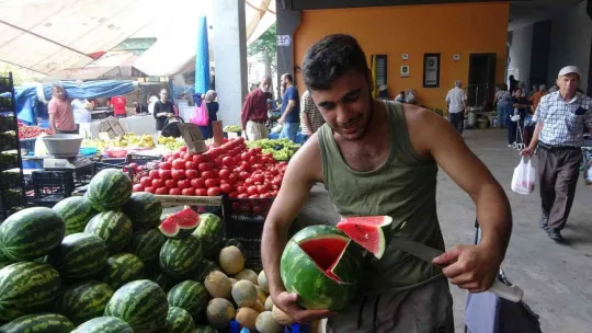 Pazarda meyve ve sebze fiyatları dibi gördü