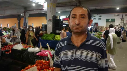 Pazarda meyve ve sebze fiyatları dibi gördü