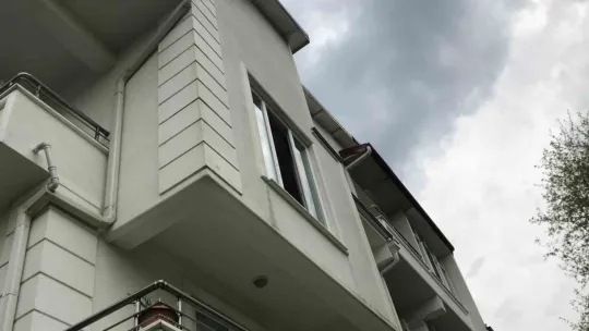 Pencereden motosikletine bakmak isterken ikinci kattan düştü