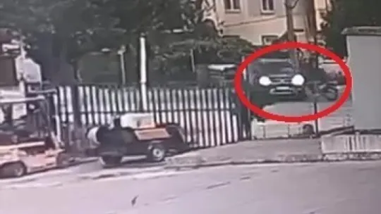 Pikap ile çarpışan motosikletlinin feci kaza anı kameraya yansıdı