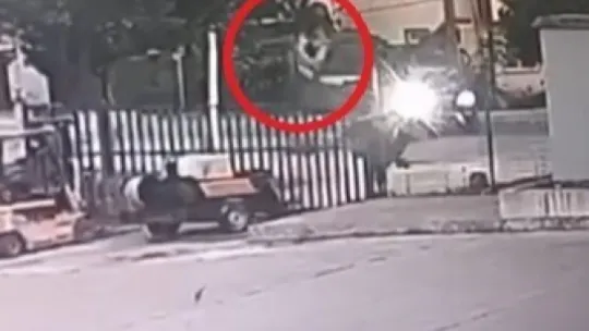 Pikap ile çarpışan motosikletlinin feci kaza anı kameraya yansıdı